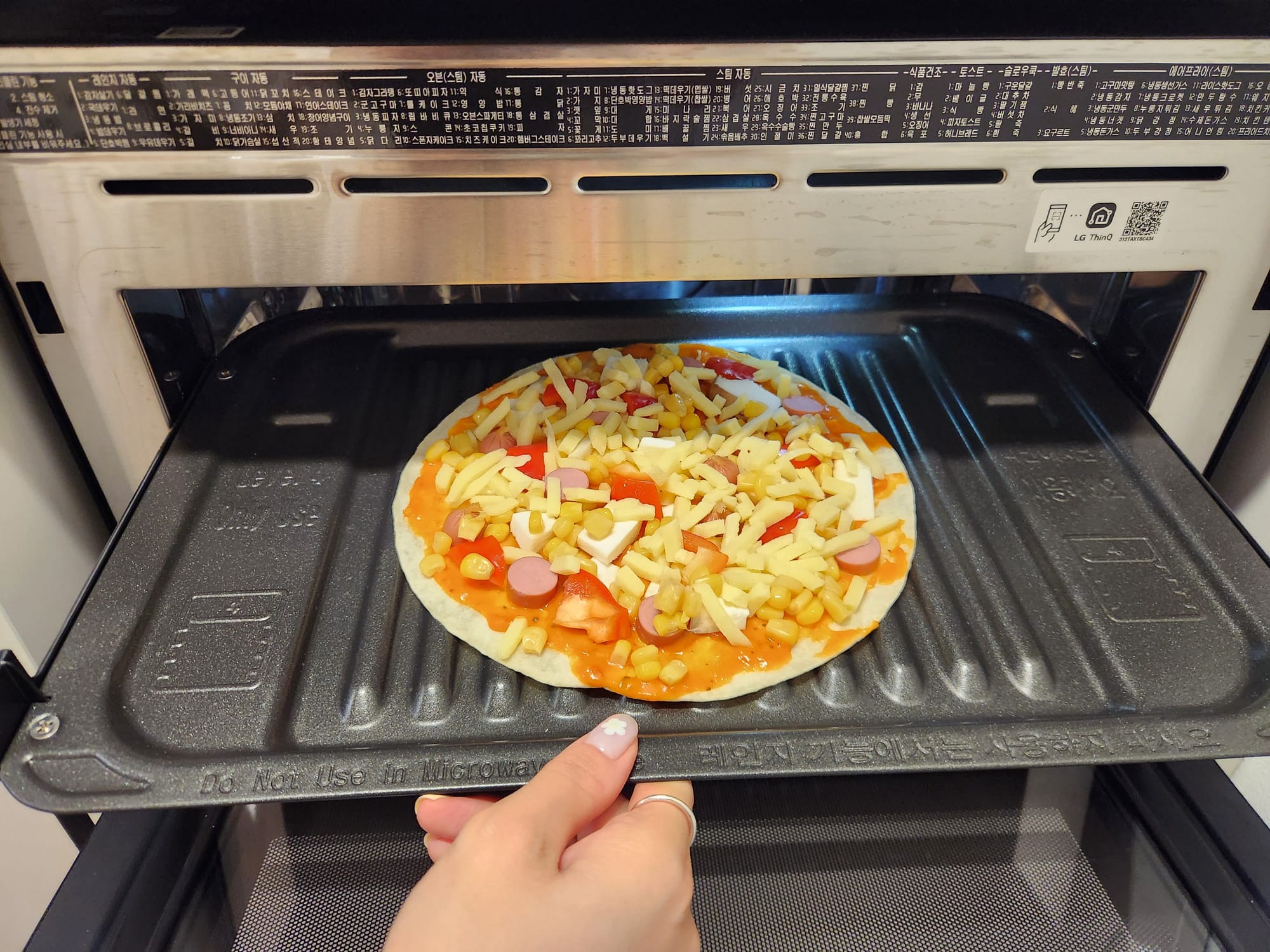 오븐에 올려진 피자