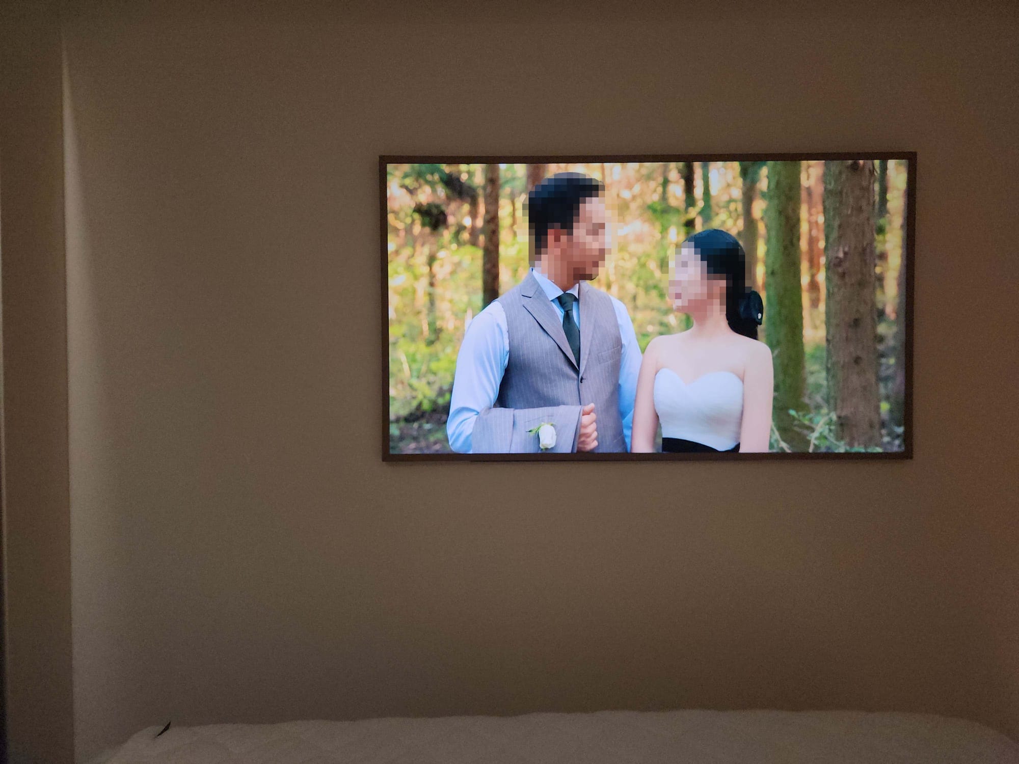 침실에 설치된 삼성 더 프레임 TV
