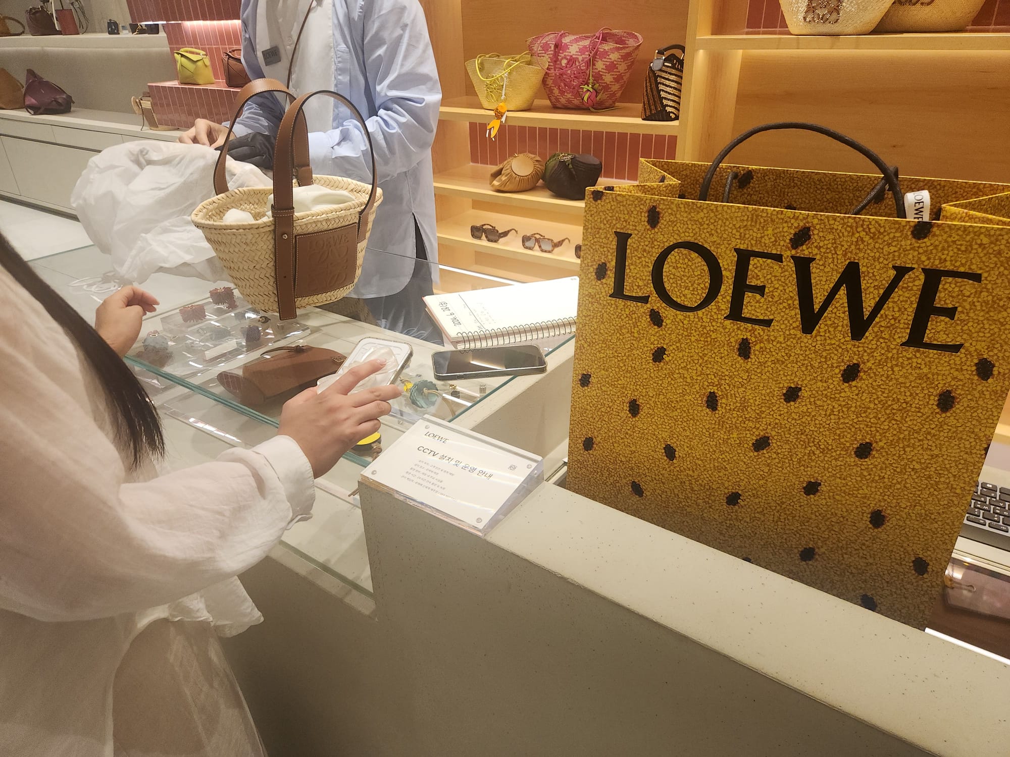 제주 신화월드 로에베(Loewe) 결제 모습